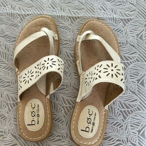 b.o.c. Cream flip flops
